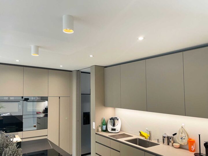 Neubau EFH in Wallisellen - Küche mit neuer Beleuchtung